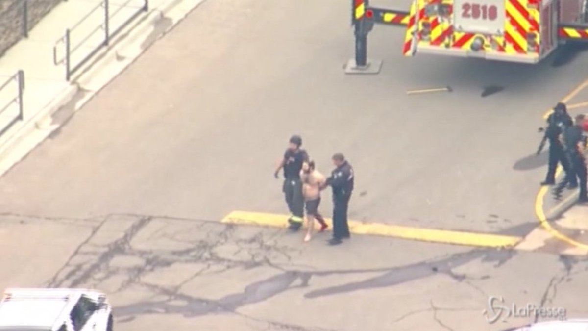 LaPresse_news's tweet photo. La #sparatoria in Colorado: nelle immagini l’arresto del presunto #killer https://t.co/cDR3YZLo5g #boulder #colorado #strager https://t.co/YUBsd5cwB3
