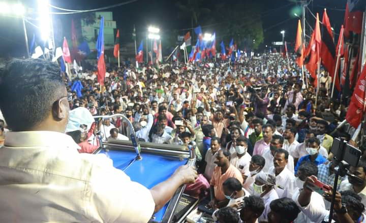thirumaofficial's tweet photo. எஸ்.எஸ்.பாலாஜிக்கு பானை சின்னத்தில் வாக்களிக்கக் கோரி திருப்போரூரில் நேற்று நடந்த பொதுக்கூட்டத்தில் உரையாற்றினேன்.

இரட்டைஇலை, மாம்பழம் ஆகியவை பாஜகவின் சின்னங்களே. 

அதிமுக பாமக ஆகியவை  பாஜகவின் பினாமி கட்சிகள் என்றும் பாஜகவை விரட்டியடிக்க வேண்டுமென்றும்  வலியுறுத்திப் பேசினேன். https://t.co/8wyeMKQZpu