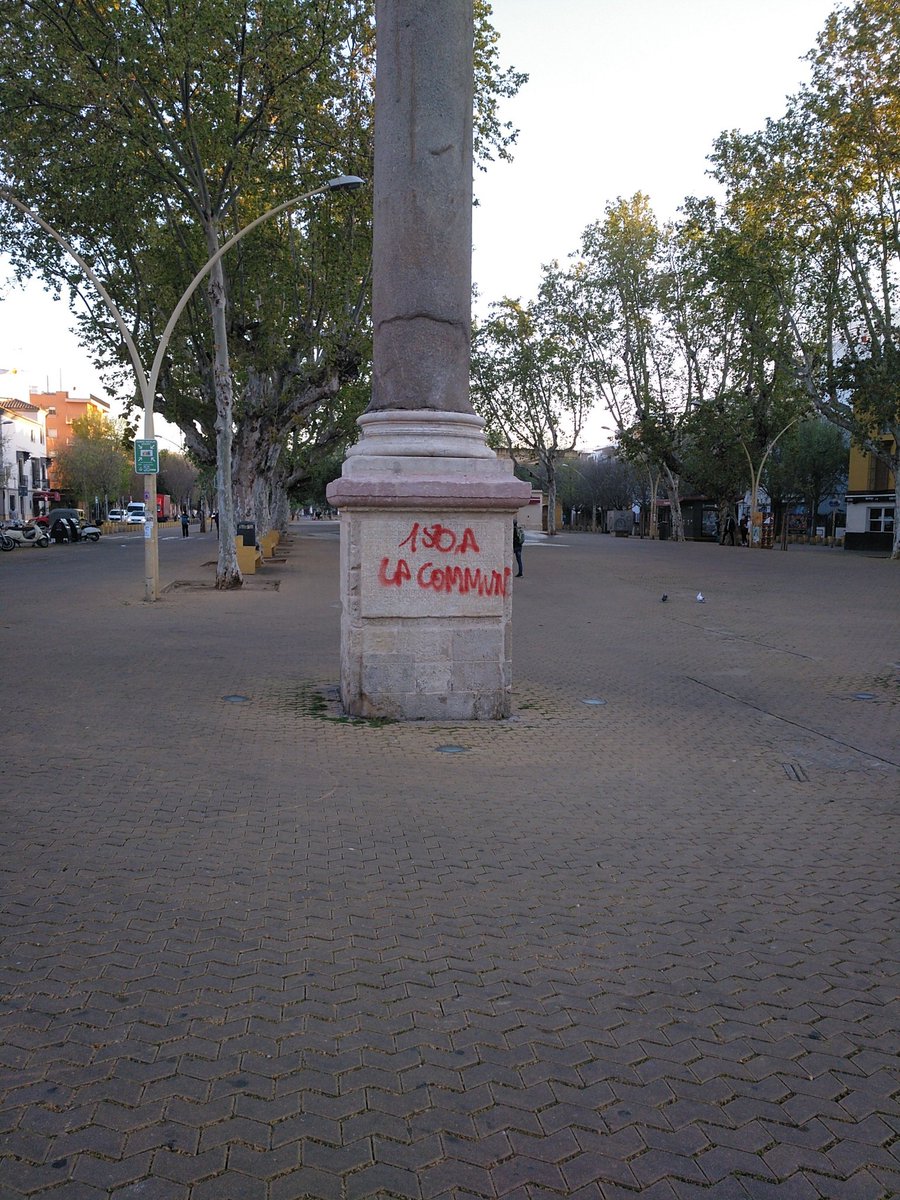 Columna de la Alameda. Cuanto analfabetismo e ignorancia!! ni educación, ni civismo, ni arte, ni gracia...
Que lote de estropajo y lejía le daba al desgraciado que pinta. <a href="/Ayto_Sevilla/">Ayuntamiento de Sevilla</a> @SevillaCivica <a href="/denunciaSevilla/">Denuncia en Sevilla</a> <a href="/restaur_accion/">Restaurando</a> <a href="/AlamedeandoSev/">Alamedeando Sevilla</a>