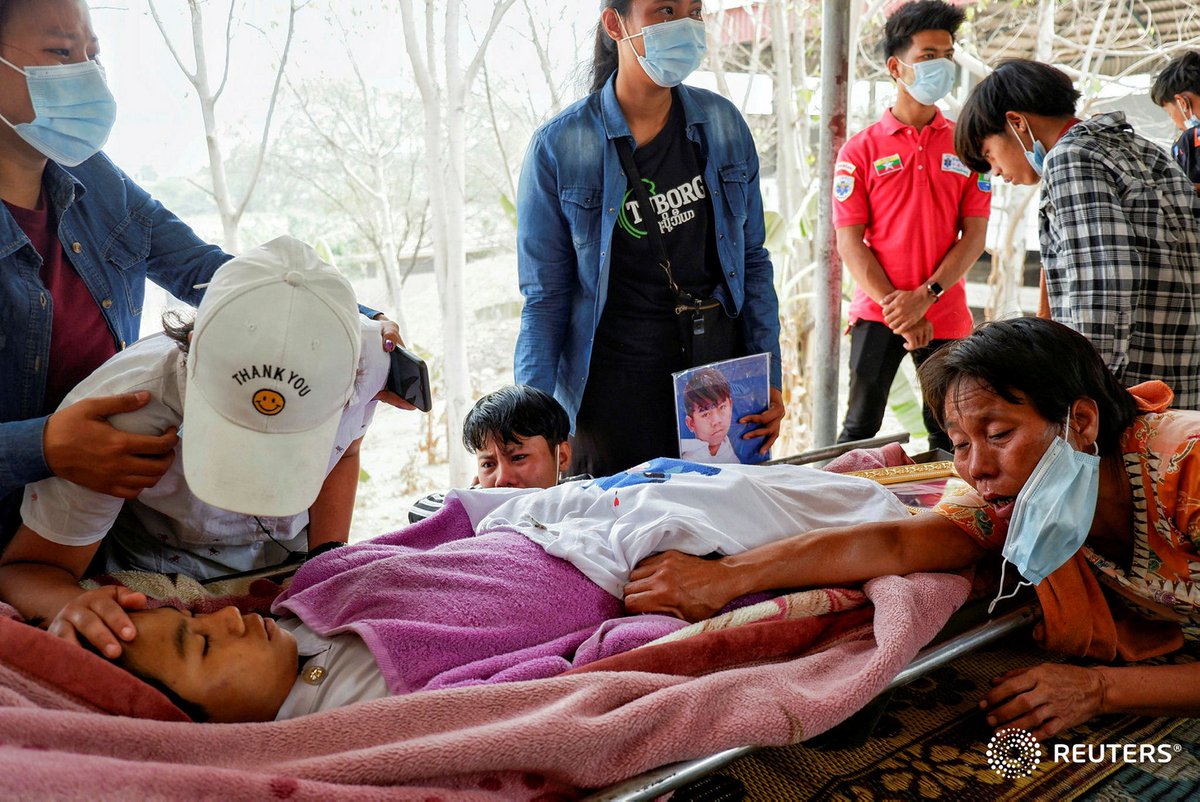soezeya's tweet photo. Family members cry near dead body of a teenage boy Tun Tun Aung who was shot dead by security forces in front of his home on Monday, in Mandalay, Myanmar March 23, 2021. REUTERS/Stringer #WhatsHappeninglnMyanmar https://t.co/fWwzfpgPiT