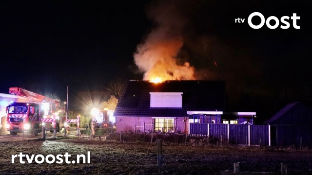 Veel schade aan huis De Lutte door uitslaande schoorsteenbrand. #rtvoost.
