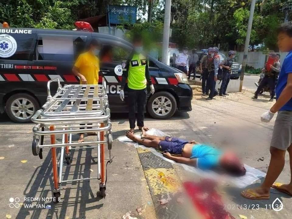 BG_ICEICE's tweet photo. A man who was just riding his bike on Htaung junction road, Dawei city was hit by a military tank and died on the spot with his head open.
KEEP ON MOBILE DATA
#WhatsHappeningInMyanmar
#Mar23Coup https://t.co/a8vvVLnTop