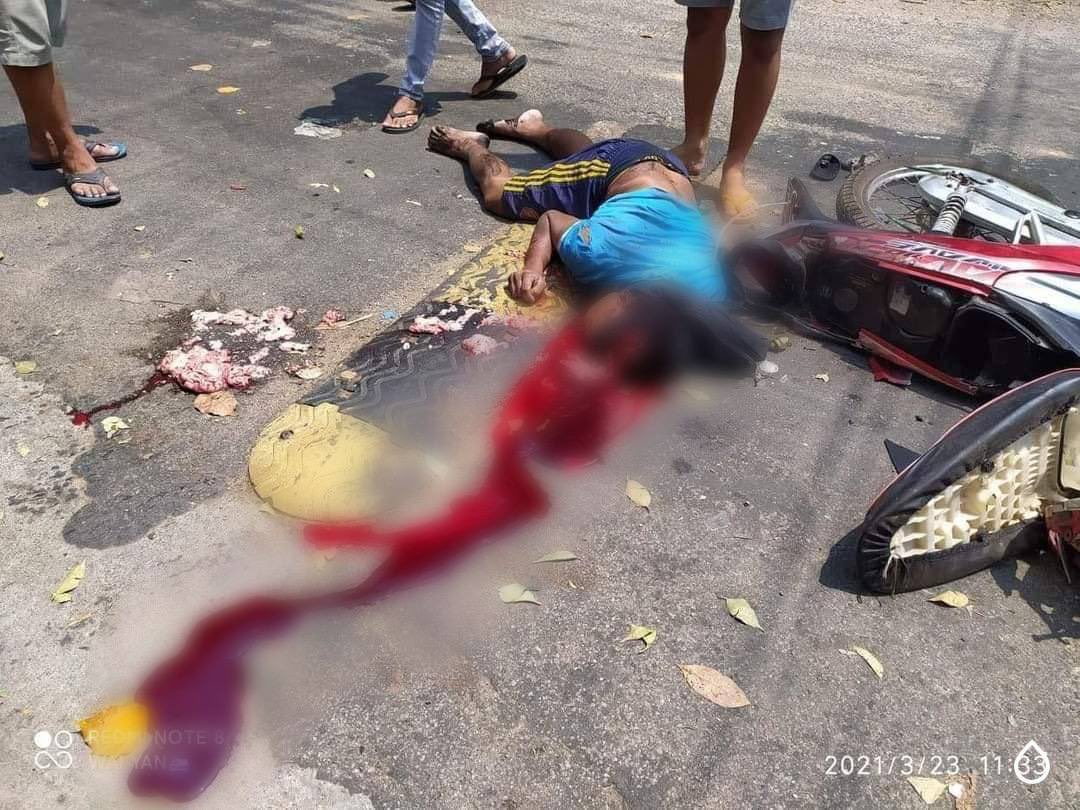 BG_ICEICE's tweet photo. A man who was just riding his bike on Htaung junction road, Dawei city was hit by a military tank and died on the spot with his head open.
KEEP ON MOBILE DATA
#WhatsHappeningInMyanmar
#Mar23Coup https://t.co/a8vvVLnTop