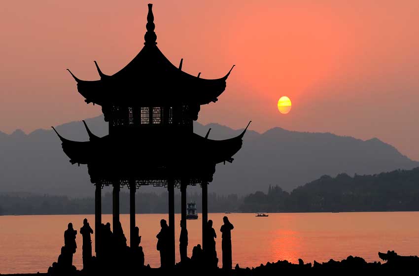 "Cuando te inunde una enorme alegría, no prometas nada a nadie. Cuando te domine un gran enojo, no contestes ninguna carta". 
Proverbio Chino
#Fuedicho