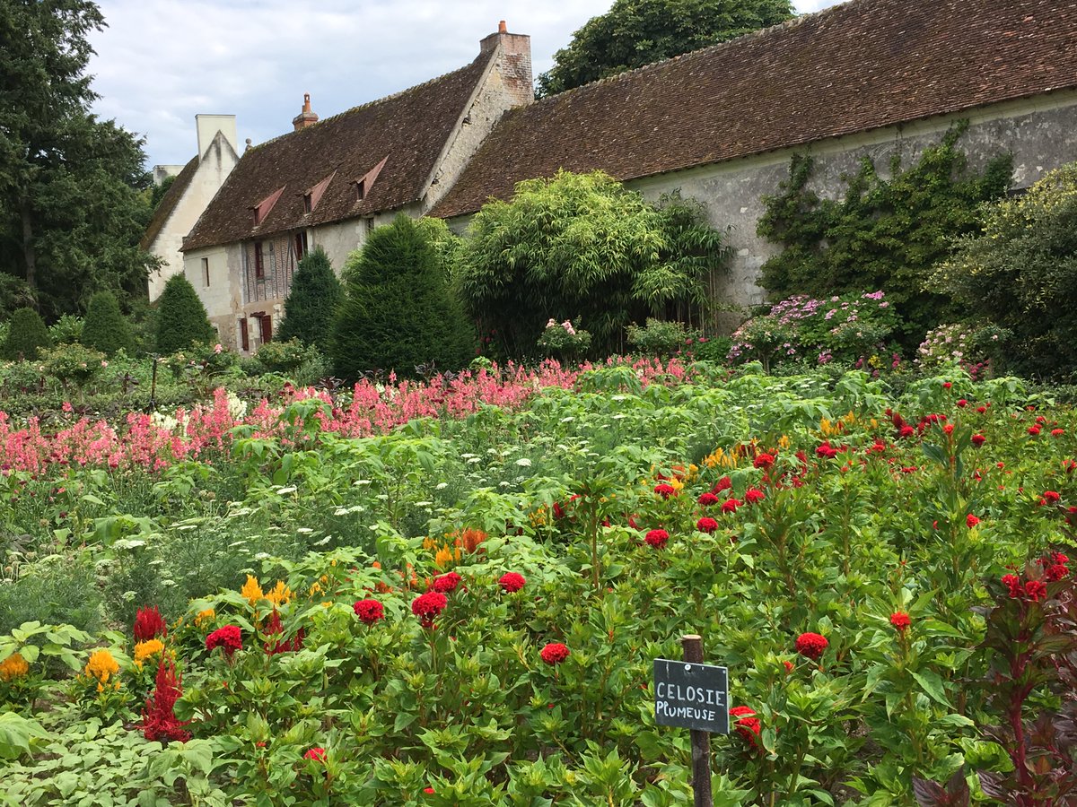 lifefrance's tweet photo. Today's #virtualtraveltuesday - the enchanting Chateau of Chenonceau in the Loire Valley. Take the free online tour & have the castle & gardens all to yourself: https://t.co/dtI9Y92GC4 (link at bottom of the post)
#thegoodlifefrance https://t.co/1WkRzgtpWj