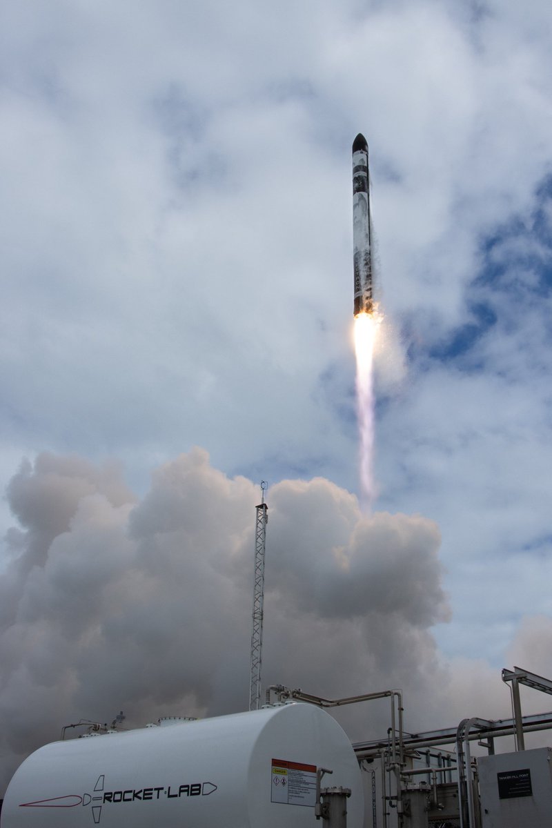 FronteraSpacial's tweet photo. Las mejores imágenes 📸 del lanzamiento de la misión #TheyGoUpSoFast a bordo de un cohete #Electron 🚀 desde Nueva Zelanda.
@RocketLab superó la cifra de 100 satélites llevados a órbita con esta misión. https://t.co/fHzEgS7qHz
