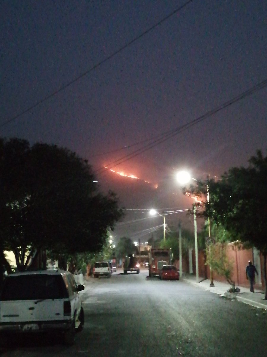 Parkinha's tweet photo. Desde la colonia #LomaLinda en #Saltillo #Coahuila, así se ve el incendio en la sierra de #Zapalinamé https://t.co/DZccRHI5Q7