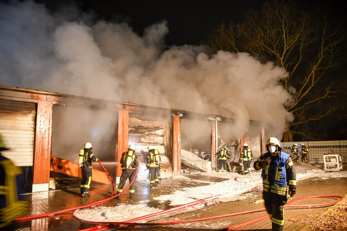 EbnerFoto's tweet photo. Barsbüttel Kreis Stormarn
#Flammeninferno im #Gewerbegebiet  
Brennen 12 #Garagen
Feuer3 #Pkw und #Oldtimer vernichtet.@PolizeipresseSH @feuerwehr https://t.co/INYHOrUIHD