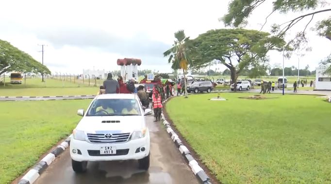 kaiyuntiyu666's tweet photo. Msafara uliobeba mwili wa aliyekuwa Rais wa Tanzania Hayati Dkt. John Pombe Magufuli ukiondoka uwanja wa ndege wa Karume Zanzibar.
#RIPRaisMagufuli
#ITVUpdates https://t.co/29nfCNnFou
