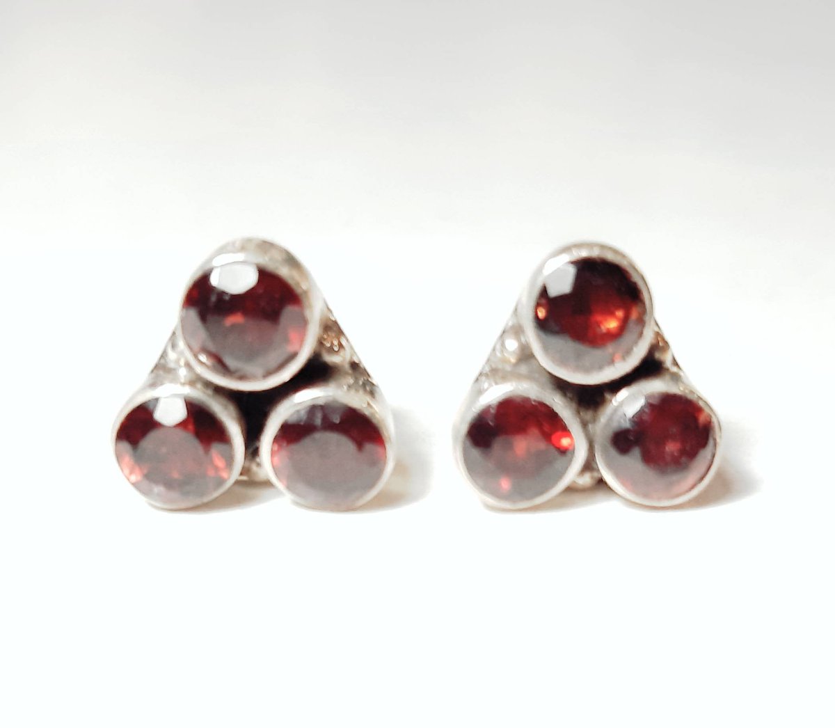 AnnaRecycle's tweet photo. Really love this, from the Etsy shop PlanetEarthHandmade. https://t.co/FrYnajyF6y #etsy #sterlingsilverstud #silverearrings #sterlingsilver #earrings #studs #gemstoneearrings #gems #925silver #weddinggift https://t.co/AstmSYdjAF