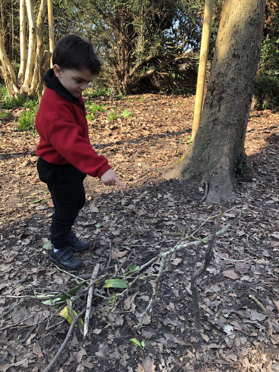 BGS_LowerSch's tweet photo. Year 1 were inspired by Andy Goldsworthy and made some wonderful natural art. They also focused on showing some of the 7 elements of art. #BGS_art #BGS_year1 #BGS_collaboration https://t.co/McACS52pd6