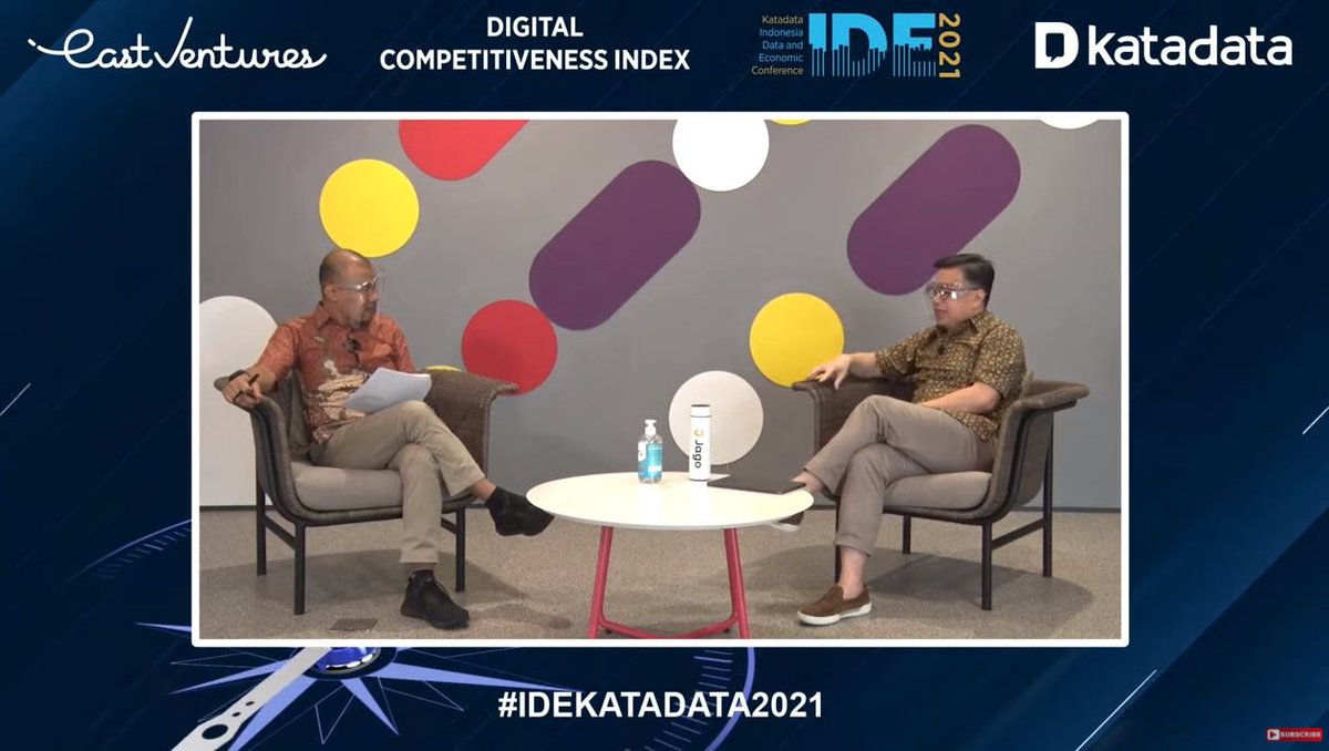 KATADATAcoid's tweet photo. Menurut Jerry Ng, dalam 20 tahun terakhir, terjadi evolusi perbankan.
Tahun 2000-2010 : Era golden age. Bank sudah direkapitalisasi. Selama bank tidak melakukan kebijakan yang salah dia akan survive.

#IDEKatadata2021 https://t.co/YiSaZJASTs