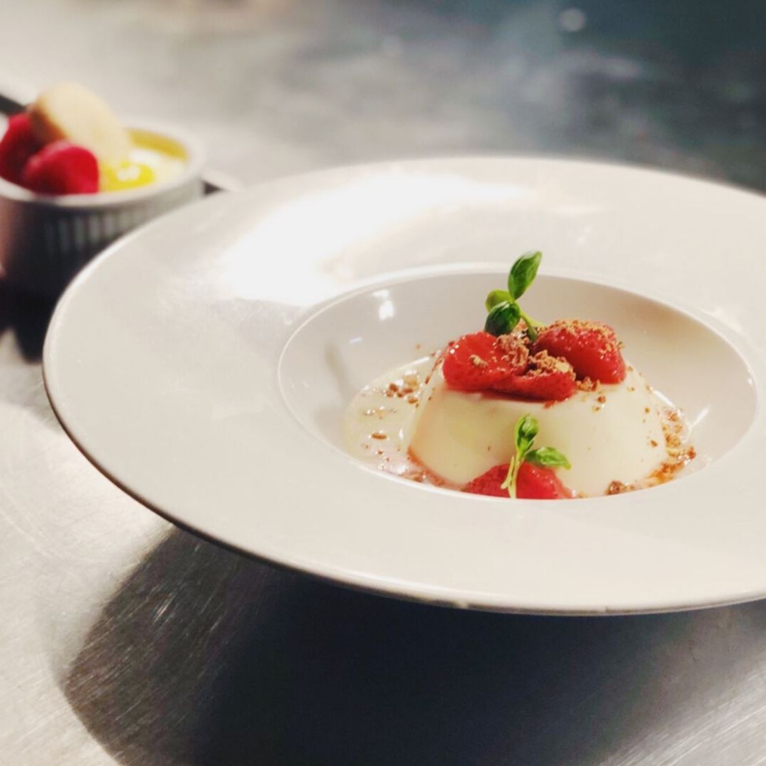 thepottedpig's tweet photo. Working on some light and refreshing summer deserts this week behind the scenes 🍴
.
.
.
#cheef #foodie #lockdown #welshproduce #wales #supporthospitality #supportlocal #localproduce #welshrestaurant https://t.co/7lT1SzDiQN