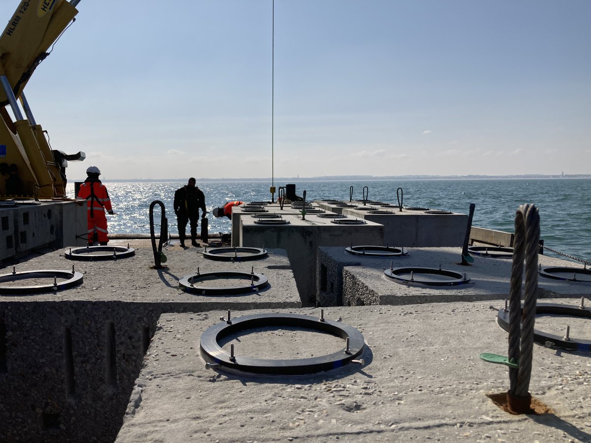 marineffproject's tweet photo. Dernière étape concernant les immersions pour le projet Marineff. Les modules de digues situés à Bernières-sur-Mer ont été immergés mardi 9 mars avec succès!
Merci à nos partenaires #VCMF pour la mise à l'eau et #TPC pour la production des modules. VCMF © https://t.co/3qdqbGp98h