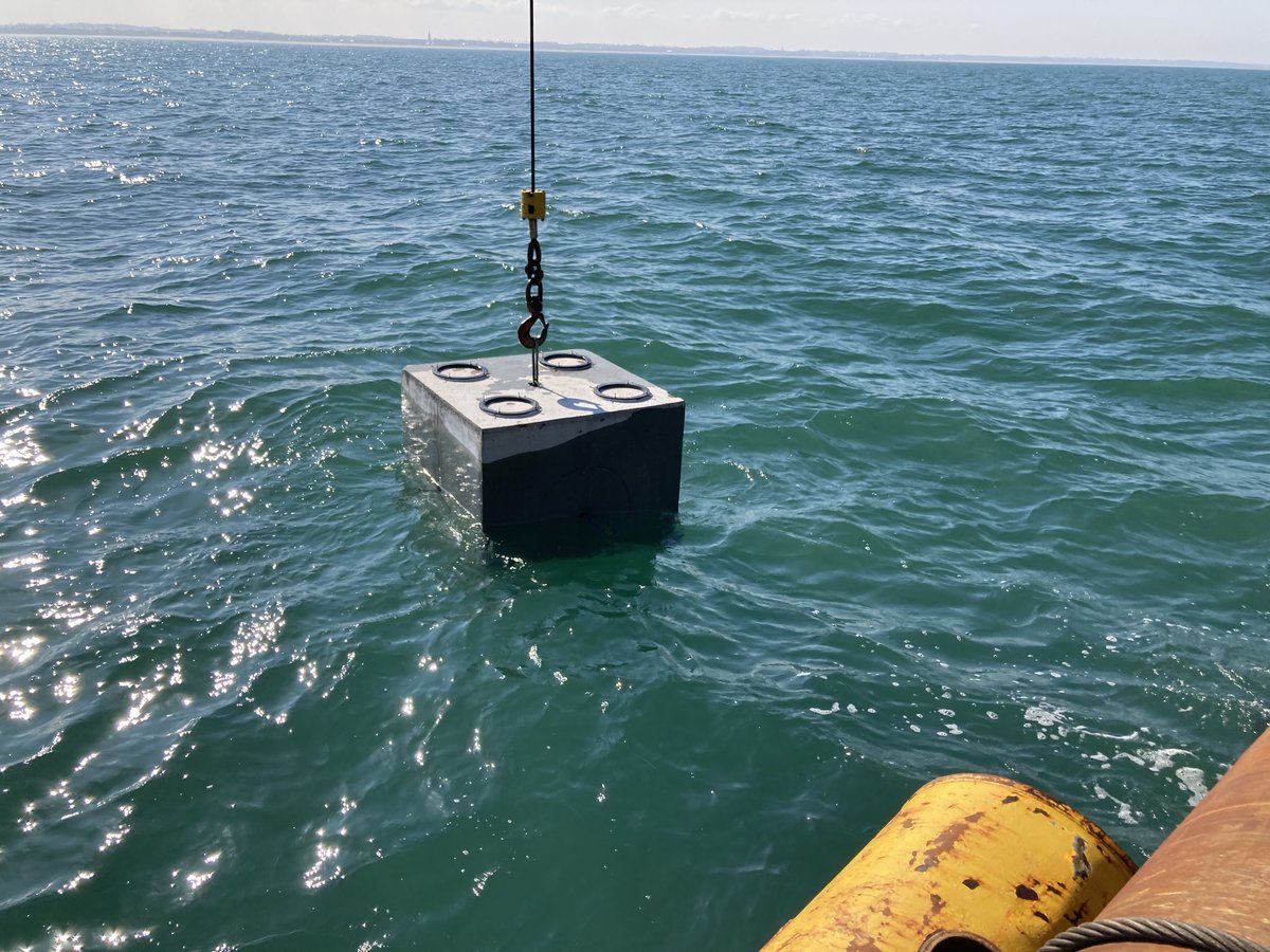 marineffproject's tweet photo. Dernière étape concernant les immersions pour le projet Marineff. Les modules de digues situés à Bernières-sur-Mer ont été immergés mardi 9 mars avec succès!
Merci à nos partenaires #VCMF pour la mise à l'eau et #TPC pour la production des modules. VCMF © https://t.co/3qdqbGp98h
