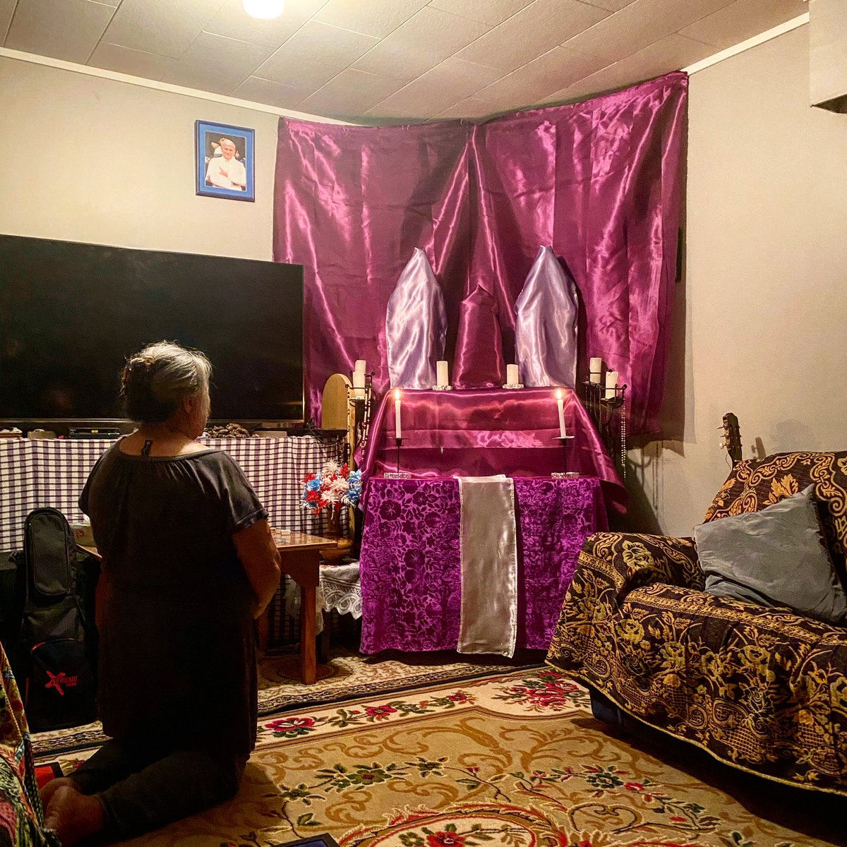cmalietoabrown's tweet photo. Passion tide: the last two weeks of lent where we cover all statues, icons and crucifixes.
Here is nana in our lotu afiafi (evening prayer) tonight #Catholic #LatinMass #FreeTheLife https://t.co/SRauExXqHU