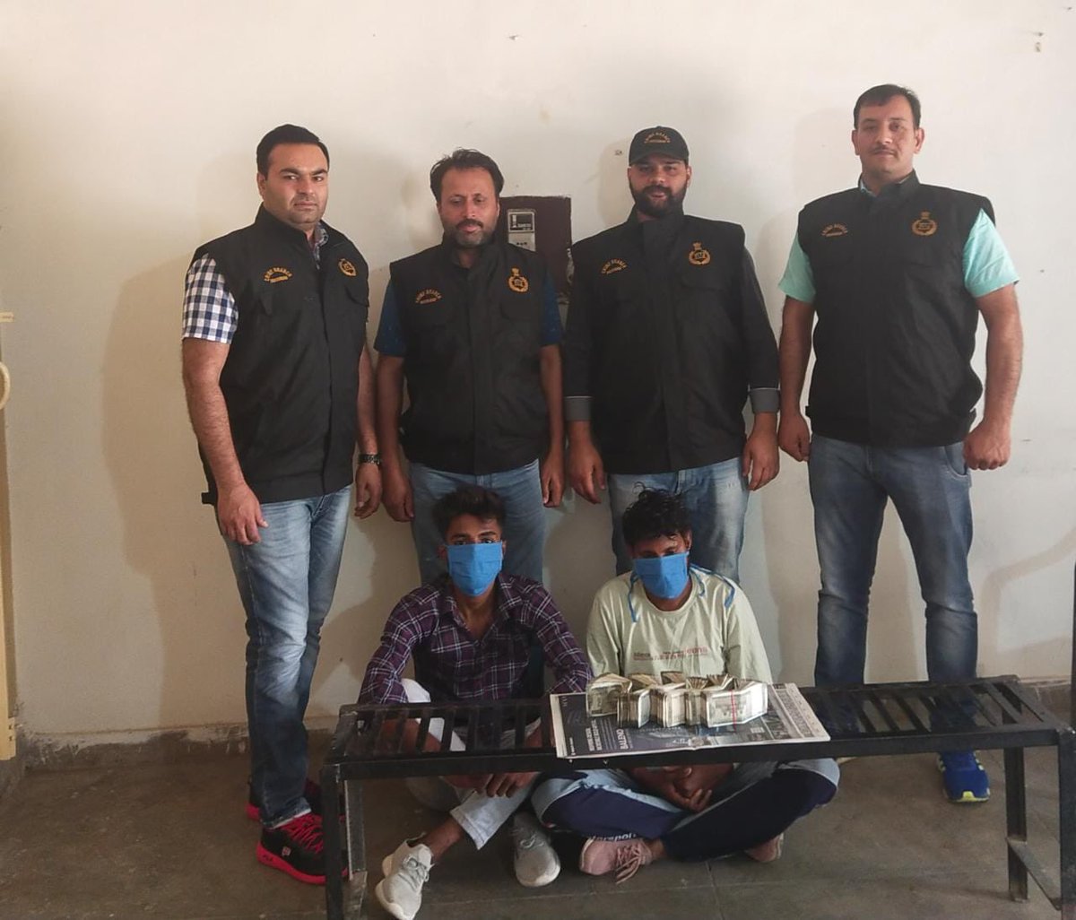 FBDPolice's tweet photo. आँखों में मिर्ची डालकर लूटने वाले गिरफ़्तार, ₹3 लाख की लूट-राशि बरामद। https://t.co/1F0iiFoszw