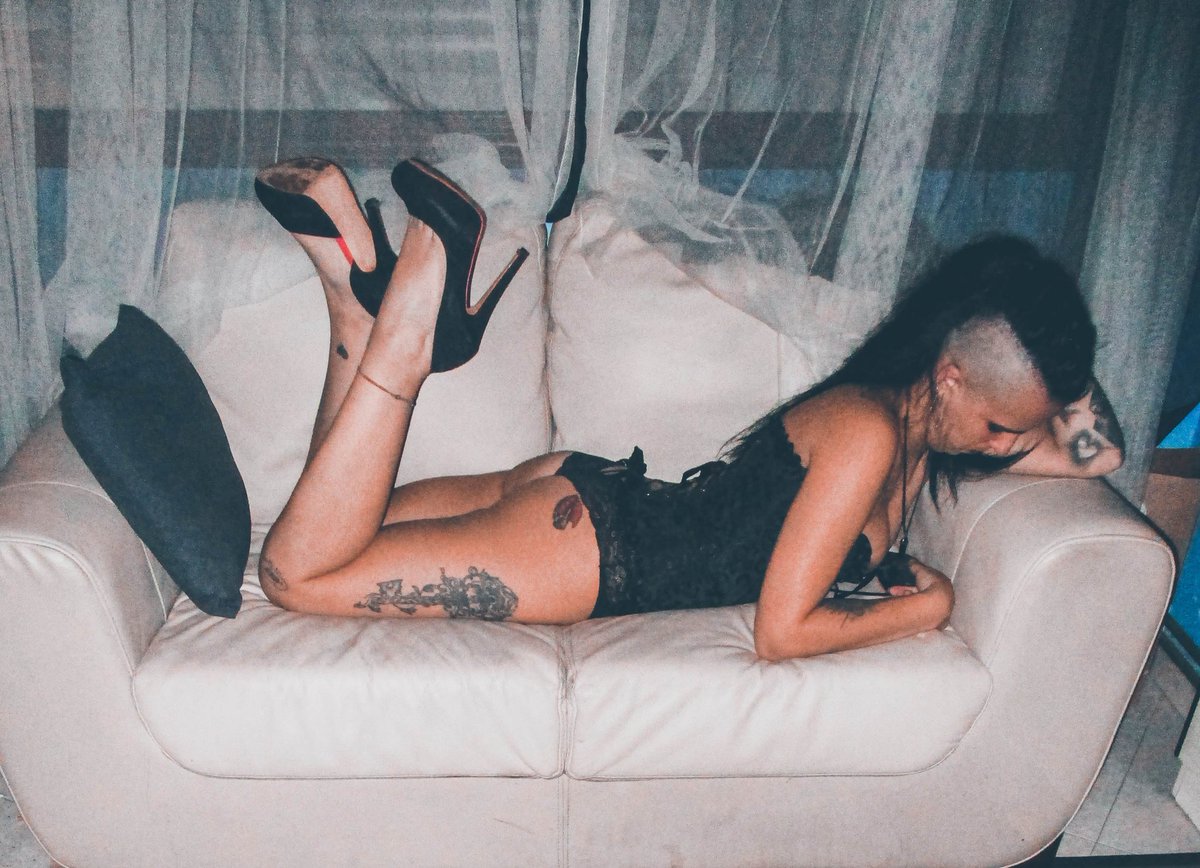 Larititita_'s tweet photo. What are you waiting for to subscribe? 💋 
A que esperáis para suscribiros?? 💋 https://t.co/MSWWODshtp