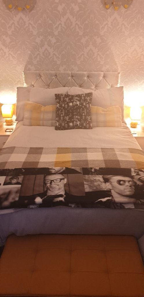 bryyog's tweet photo. A bit of luxury in our lives, obviously including #GeorgeMichael 💜💜 #newbed #socomfy #silentnight not!!🤣🤣 https://t.co/OAsF4Y00vT