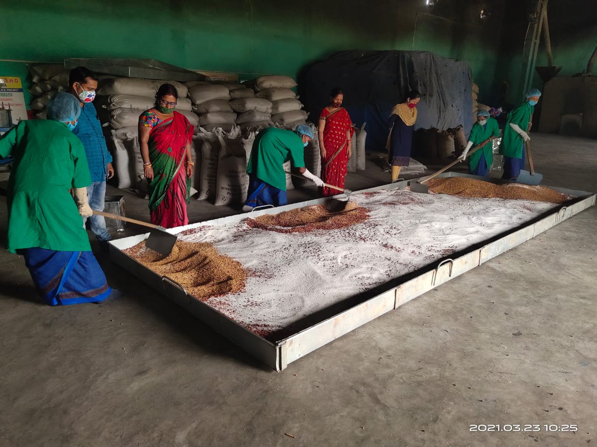 CDPOBHANDARIPO1's tweet photo. #Fixed_day_mixing_approach on every 23rd of the month is going on 
by chhatua processing shg in presence of official staffs to ensure good quality &amp; right quantity of chhatua for the preganant women&amp;lactating mother &amp; the children.@DM_Bhadrak 
@BhadrakDswo https://t.co/7hxK89MYbE