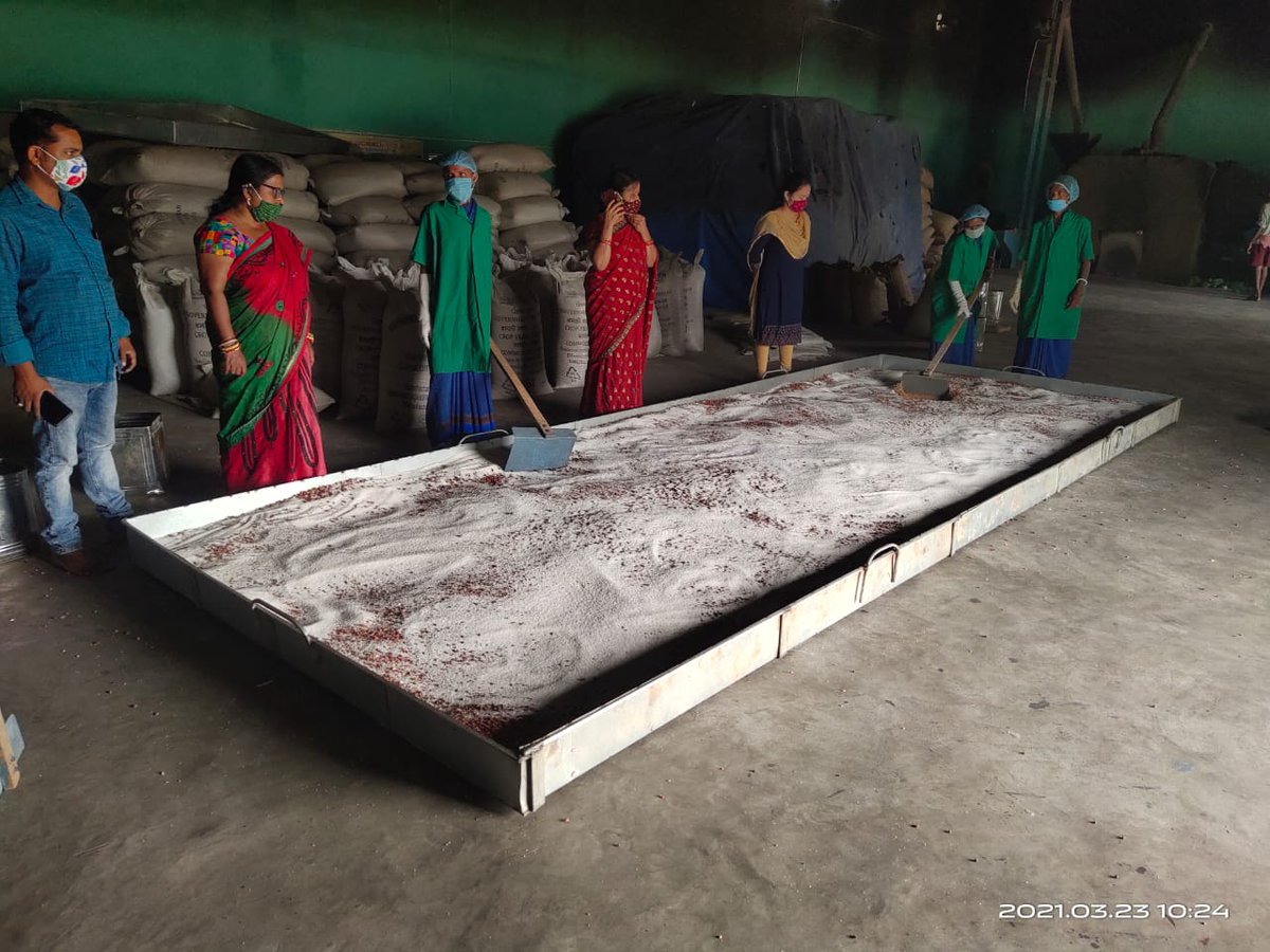 CDPOBHANDARIPO1's tweet photo. #Fixed_day_mixing_approach on every 23rd of the month is going on 
by chhatua processing shg in presence of official staffs to ensure good quality &amp; right quantity of chhatua for the preganant women&amp;lactating mother &amp; the children.@DM_Bhadrak 
@BhadrakDswo https://t.co/7hxK89MYbE