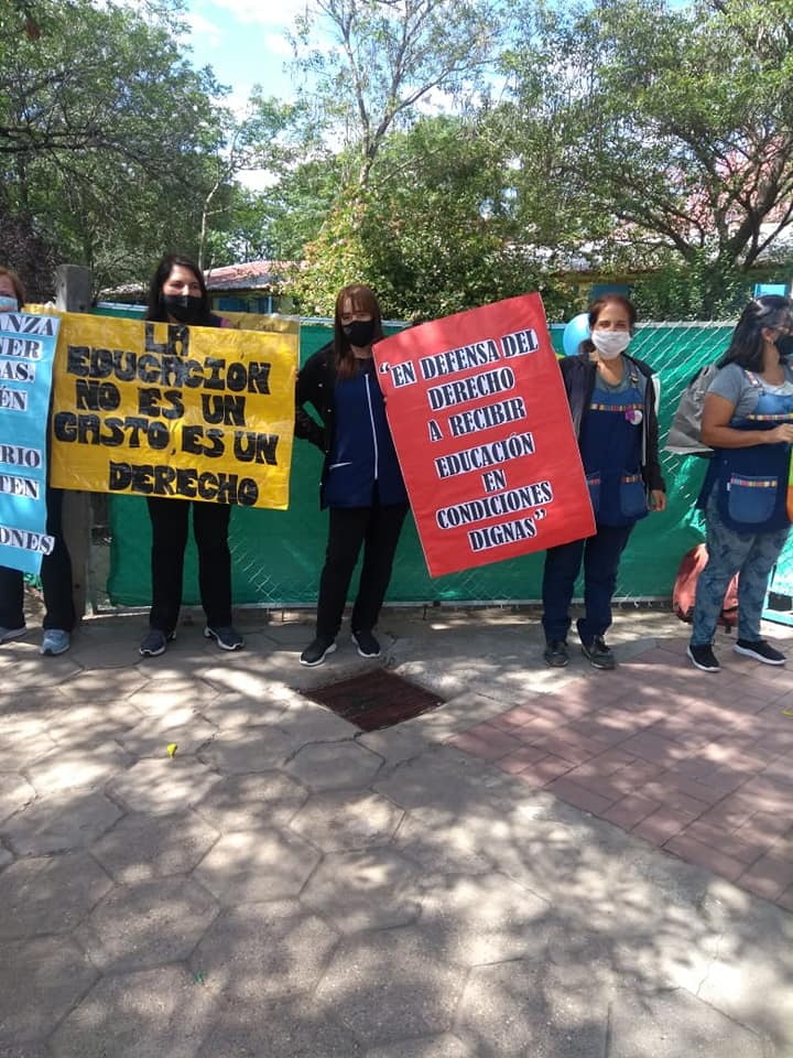 MarxLivre's tweet photo. Importante jornada de lucha en defensa del Sistema Educativo Municipal.
Conectividad
Infraestructura
Seguridad 
Basta de Lista Negras
Basta de saquear nuestro salario
#FerreyraNoPIEnsA
#LlaryoraPrecariza
#DocentesMunicipalesEnLucha https://t.co/wVlWdpHswu