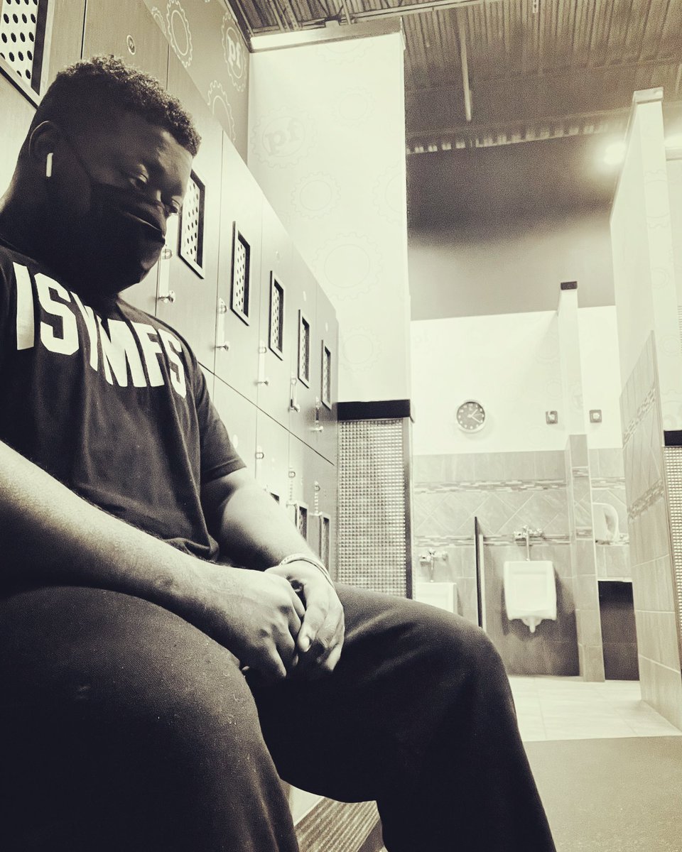 BlackNerd1890's tweet photo. #benchnight I just gotta focus before I go under that weight, and definitely put on some extra motivation, like the great @CTFletcherISYMF #says #isymfs #ironaddict #gymrat #countrystrong #chestnight #lightweightbaby #bearded #focus #hardworkdedication https://t.co/sO6UIZZ1pQ