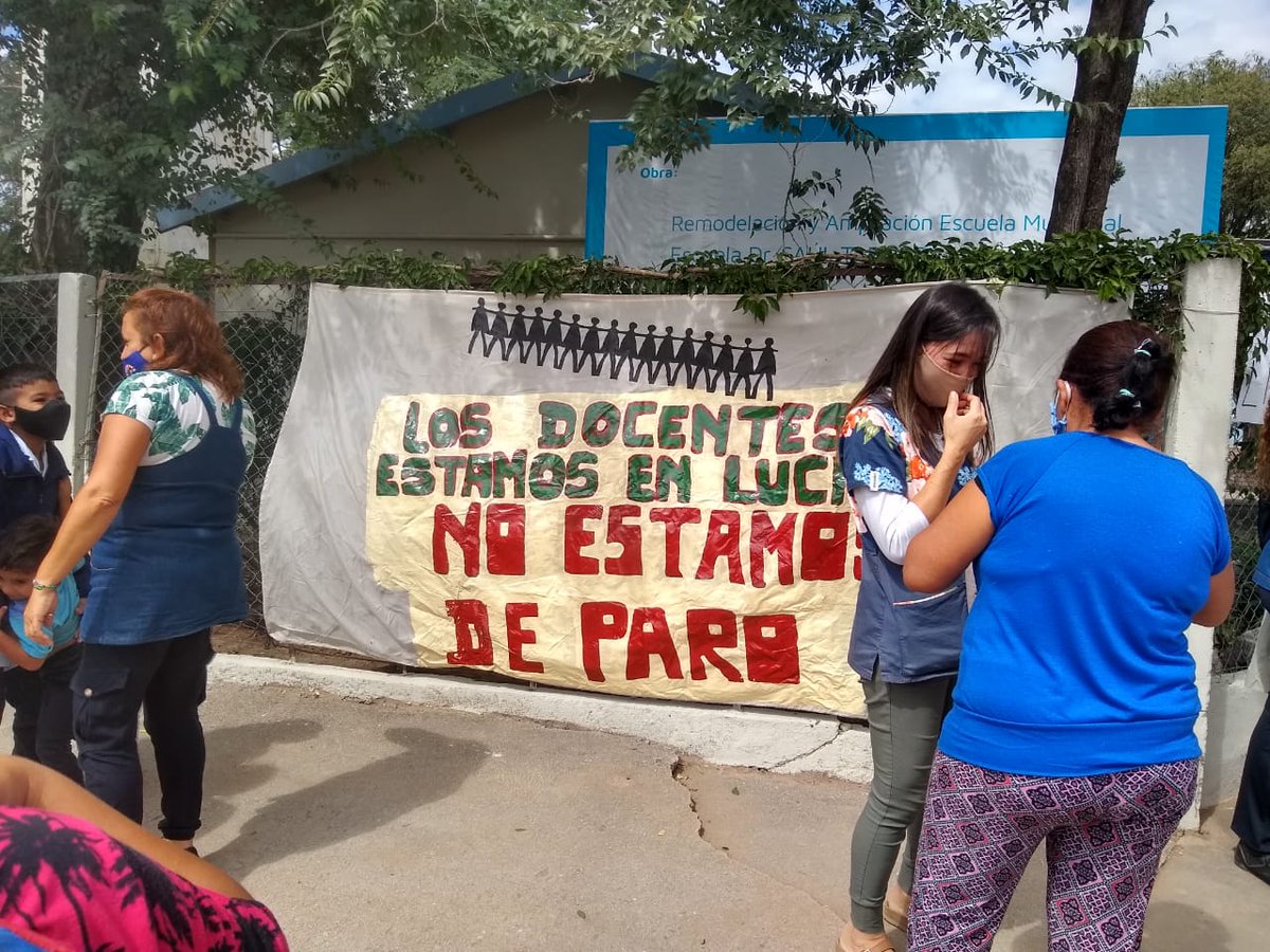 MarxLivre's tweet photo. Importante jornada de lucha en defensa del Sistema Educativo Municipal.
Conectividad
Infraestructura
Seguridad 
Basta de Lista Negras
Basta de saquear nuestro salario
#FerreyraNoPIEnsA
#LlaryoraPrecariza
#DocentesMunicipalesEnLucha https://t.co/wVlWdpHswu