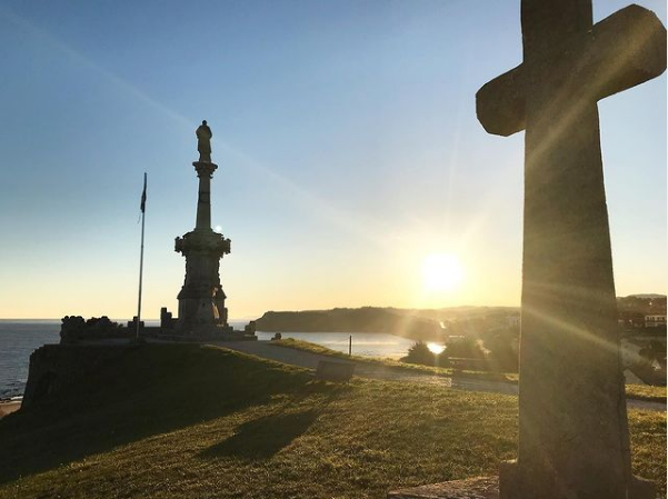 Amanece en #Comillas y nos regala fotos como esta!!!📸🌅. #FelizMartes ✌️

📌Monumento al Marques.

#comillas #contigoencomillas #comillasmásqueuncapricho #MadeInComillas #PuebloMagico #cantabria #CantabriaInfinita #CantabriaTurismo #CantabriaVerde #ComparteCantabria