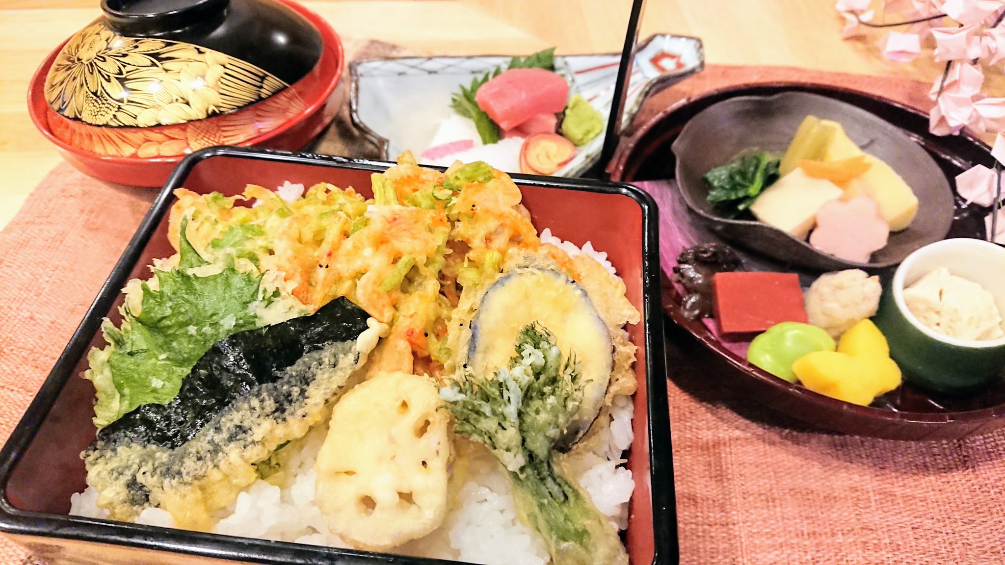 京都 祇園 和 藤たて 3月25日から桜の時期限定ランチメニューを始めます 1日5食限定 花摘み御膳 2530円税込 です 季節の八寸 造り2種 吸い物 天重 桜海老 野菜 香の物 水物 京都 祇園 和食 ランチ 桜 T Co vhezxy5p Twitter