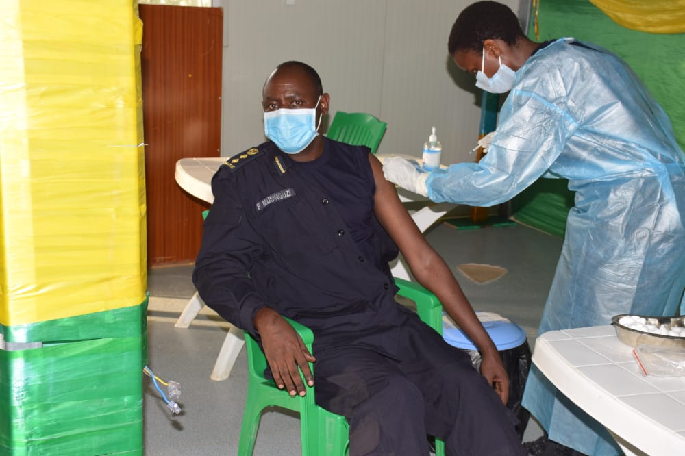 Rwandapolice's tweet photo. U #Rwanda rukomeje gukingira abapolisi bari mu butumwa bw'amahoro, i Malakal muri Sudani y'Epfo aho Abapolisi b'u Rwanda 161 ndetse n'abakozi b'umuryango w'abibumbye 16 bakingiwe urukingo rwa mbere. https://t.co/uzDYsURKa9