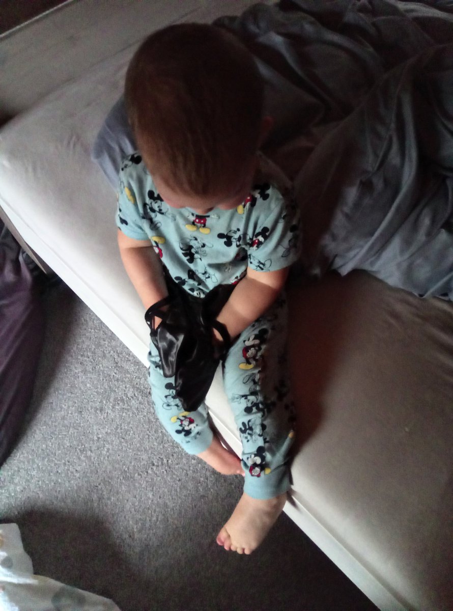 KockaSkliba's tweet image. #Banditě hraboší v ložnici - mámo, ty máš ale divný rukavičky, vždyť ani nemají díru na paleček 🤔 😂

#objevy #detijsouradost