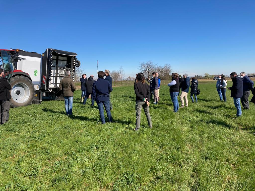 ecorobotix's tweet photo. Demo on grass land in Italy
#smartfarming #ARA_robot #newtech https://t.co/jRZ1JCpyIh