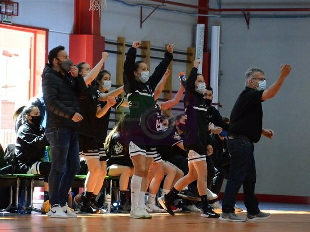 Mendix76's tweet photo. No es el "qué", sino el "cómo". Disfrutemos del camino juntas!!!! @BTorrelodones 🏀🏀💪💪. Gracias @isamar_fv por la foto. https://t.co/xGYEa4XxNr