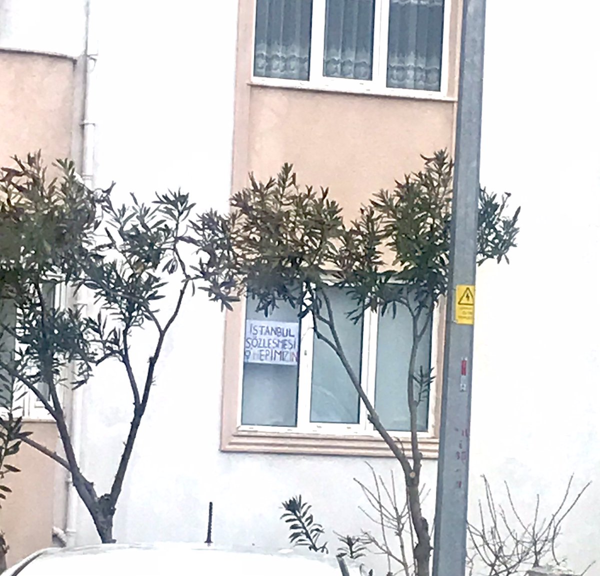 “Şu zamanda “iyi” olmanın zillet sayılacağını hatırlatıyor, bunun bilincinde olduğunu kayda geçirtiyor. Hatır soranı da duyarlı olmaya çağırıyor. Bir nevi ayaküstü propaganda, tebliğ...” Hepimize UMUT.. #istanbulsozlesmesiyasatir