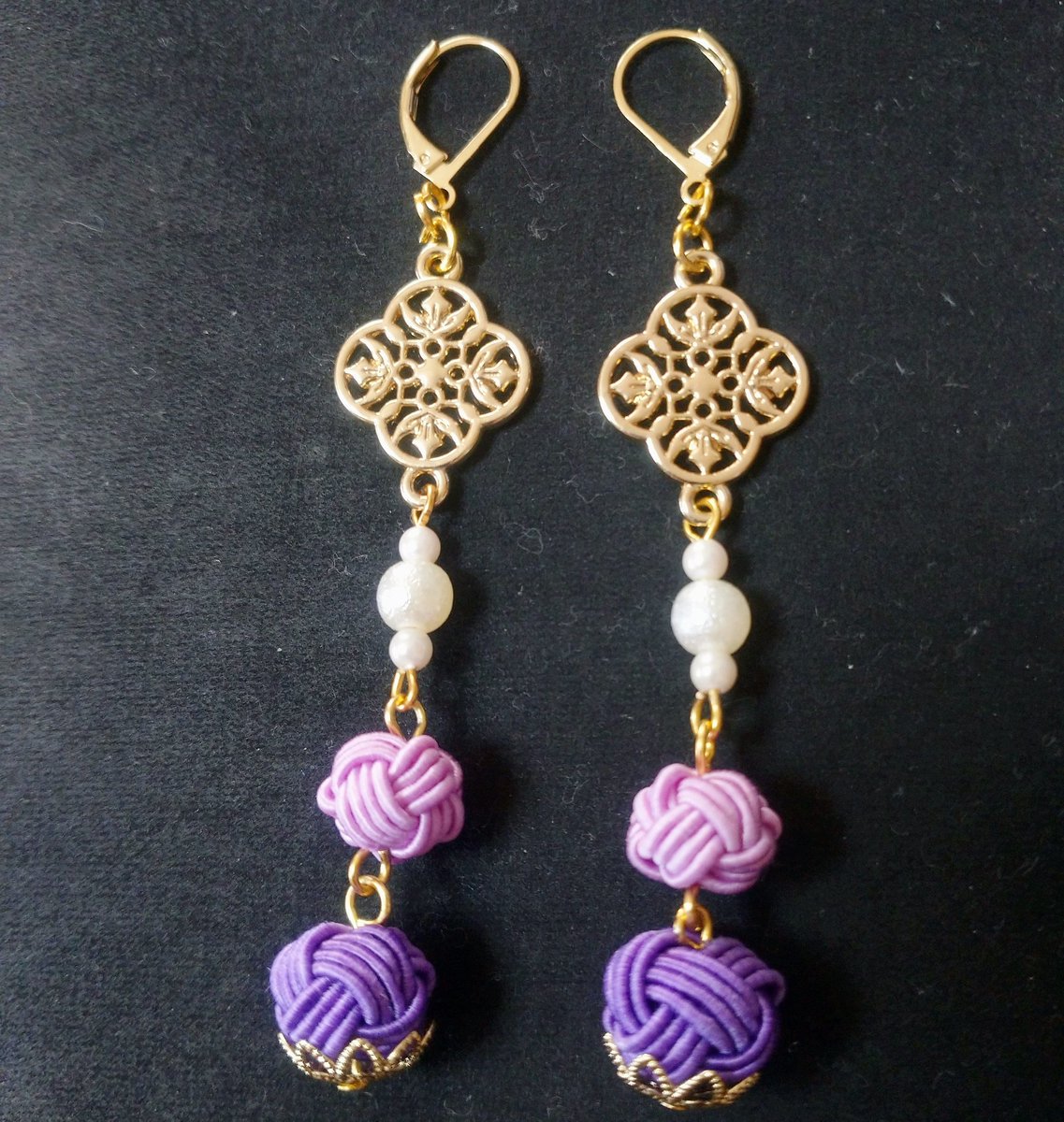 翠 すい 最近のマイブームの玉結び 最初のあわじ結びの大きさ 結ぶときの加減で玉の大きさが変わるのが作ってて楽しい いい趣味見つけたなぁ 自画自賛 水引ピアス 玉結び ハンドメイドアクセサリー ハンドメイド好きさんと繋がりたい