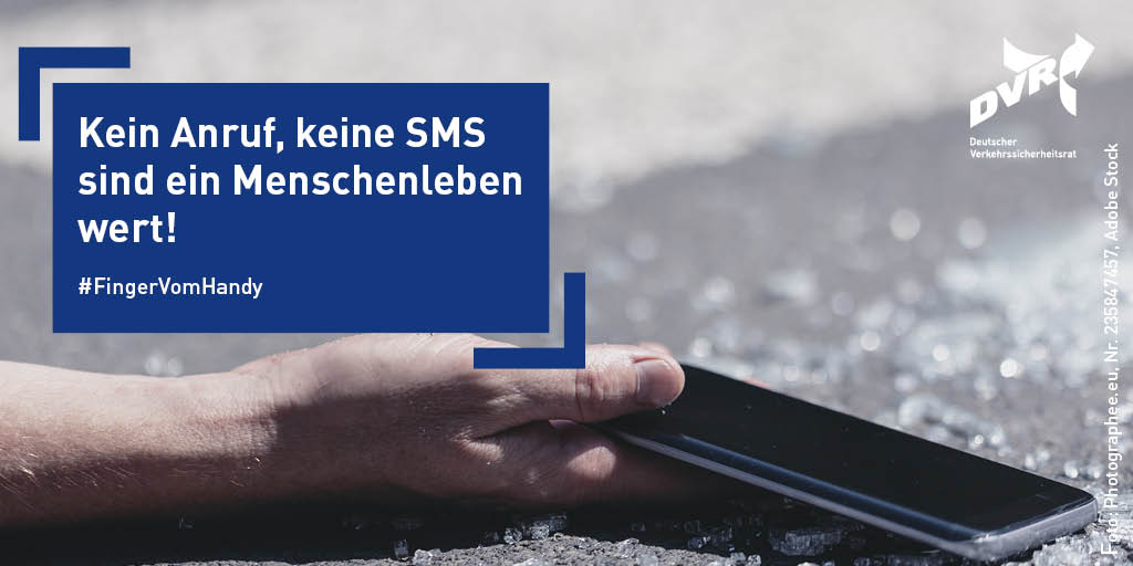 DVR_info's tweet photo. Schon gewusst: Wer bei Tempo 50 km/h 🚗 „nur“ 3 Sekunden aufs  📱 Smartphone schaut, legt über 40 Meter im Blindflug zurück! Blindflug = man nimmt nichts vom Straßenverkehr wahr. Klingt gefährlich? Ist es auch 👉 #FingerVomHandy sonst #TippTippTot ☠️  @DGUV @BG_ETEM https://t.co/NkoskHrHP3