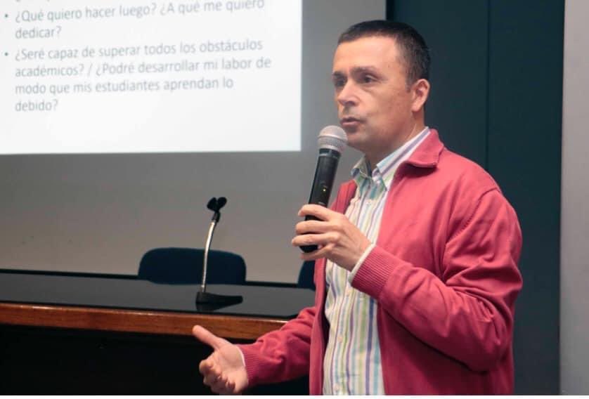 Master_IEAC's tweet photo. La palabra devastados, ni siquiera se acerca a lo que sentimos al levantarnos con la noticia del fallecimiento de nuestro querídisimo compañero Pepe Carrillo. Pepe fue profesor del Máster desde su inicio y su pérdida es imposible de reemplazar. Te echaremos mucho de menos. DEP. https://t.co/Wn7aeJoZzx