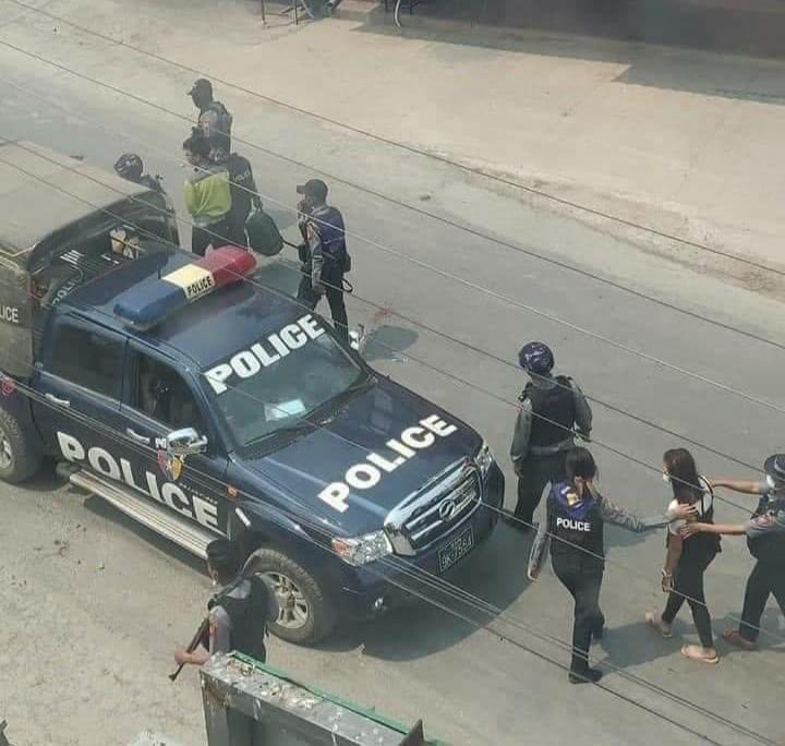 Lashio — Mandalay Road, 1:50pm

• Two civilians were arrested by Terrorists (#Myanmar security forces)

• 1 man &amp; 1 woman

#WhatsHappeningInMyanmar #MilkTeaAlliance #Mar23Coup