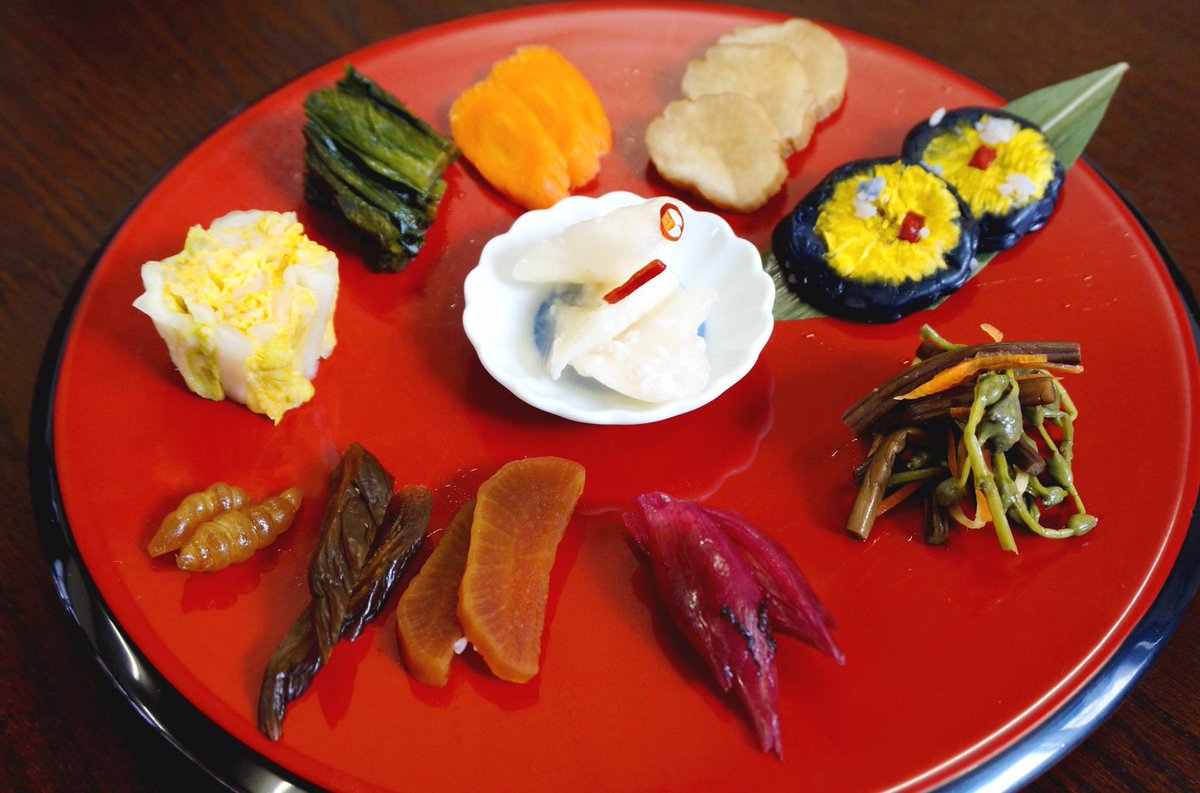 あきたびじょん がっこ は 漬物を表す秋田弁 冬の期間が長い秋田県は 保存食として がっこ 作りがさかんで食卓を彩ります 大根を燻して作る いぶりがっこ 菊の花の彩り鮮やかな なすの花ずし 歯ごたえの良い なた漬け など あなたのお