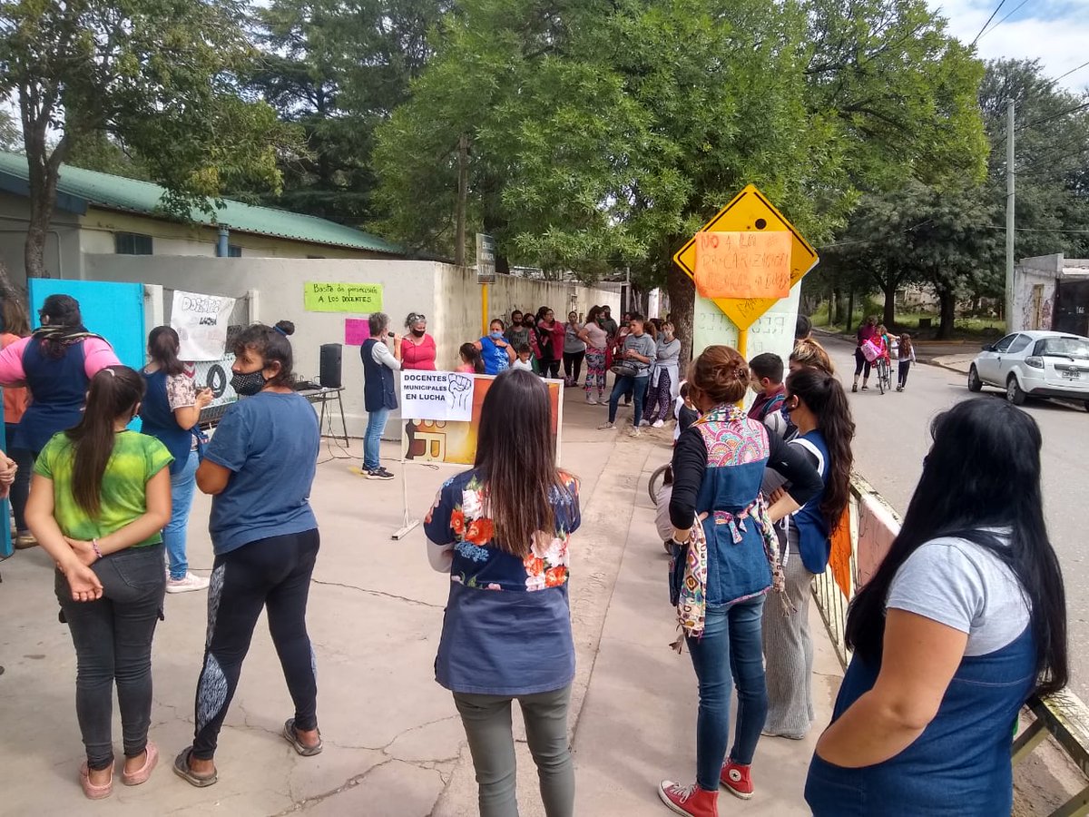 MarxLivre's tweet photo. Basta de coartar derechos.
@MartinLlaryora la educación la defendemos, no la entregamos.

*Conectividad
*Infraestructura
*Seguridad 
*Vacunación
*Basta de Lista Negras
*Basta de saquear nuestro salario
#FerreyraNoPIEnsA
#LlaryoraPrecariza
#DocentesMunicipalesEnLucha https://t.co/4xoXtMm2Nq