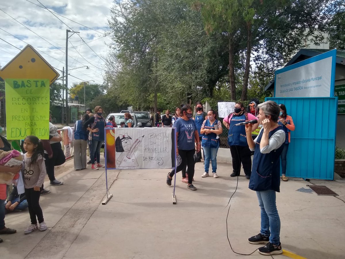 MarxLivre's tweet photo. Basta de coartar derechos.
@MartinLlaryora la educación la defendemos, no la entregamos.

*Conectividad
*Infraestructura
*Seguridad 
*Vacunación
*Basta de Lista Negras
*Basta de saquear nuestro salario
#FerreyraNoPIEnsA
#LlaryoraPrecariza
#DocentesMunicipalesEnLucha https://t.co/4xoXtMm2Nq