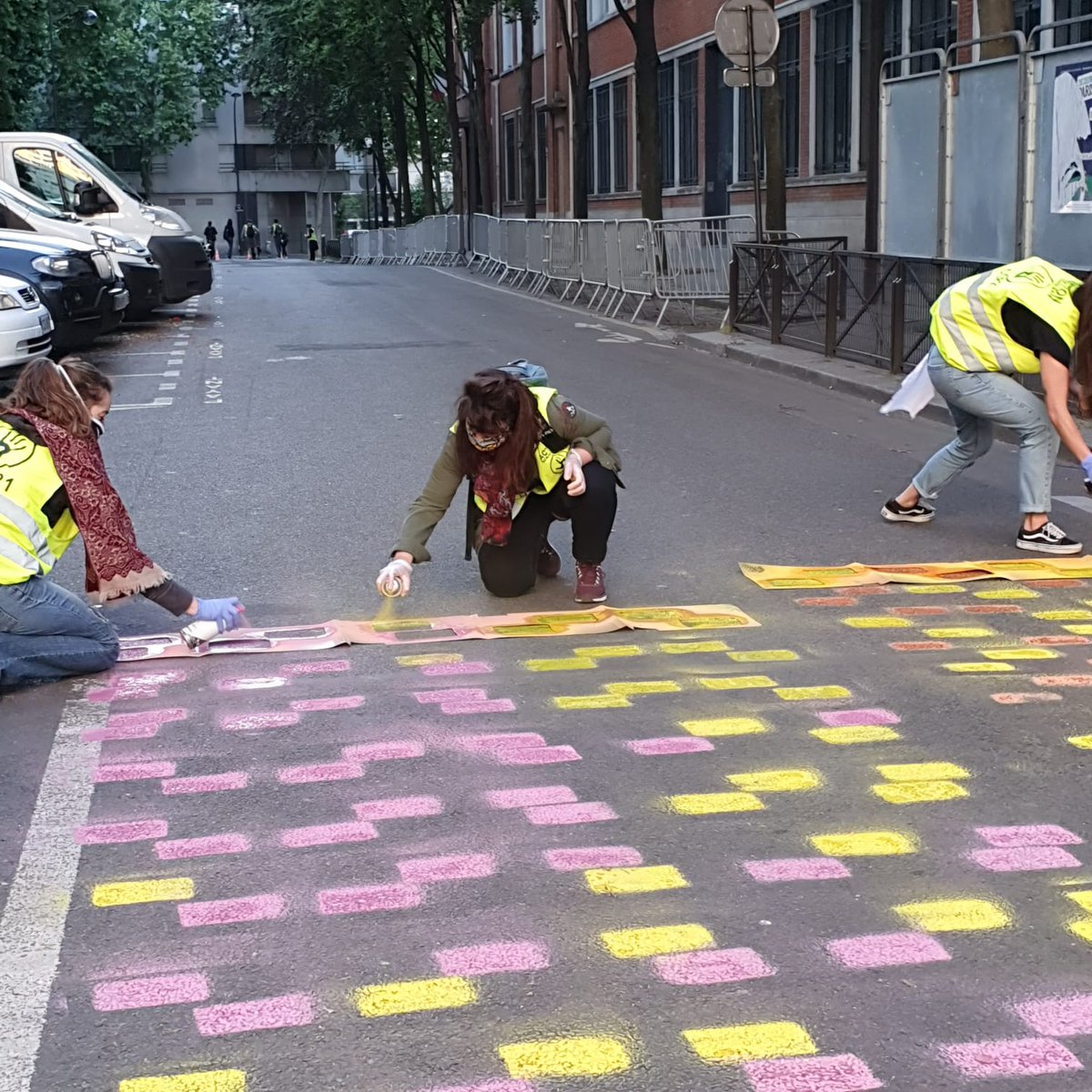 CeremaCom's tweet photo. ▶ Agir pour des abords d'école surs et accueillants: lancement du webinaire #Cerema et @ruedelavenir 
▶ Comment favoriser l'écomobilité aux abords d'écoles, lieu de rencontres, d'attente, d'échanges?
800 inscrits sont déjà connectés!
#mobilite
https://t.co/falq41ieqh https://t.co/H639Weg4u3