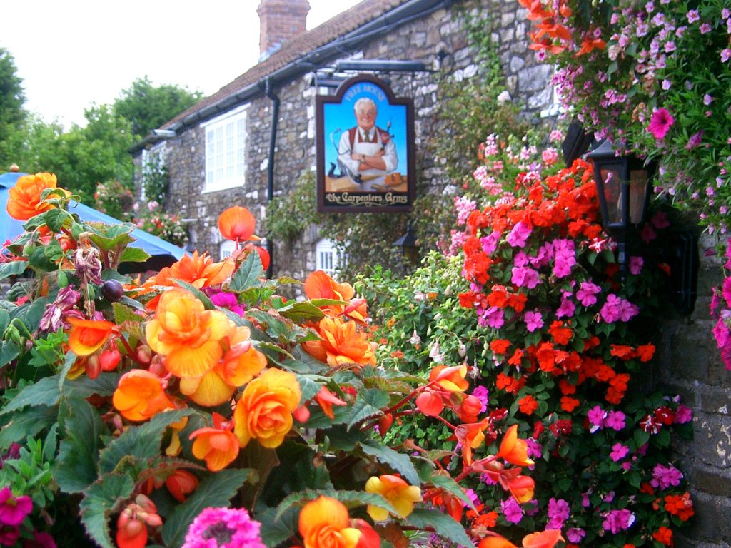 GoodHotelGuide's tweet photo. When you arrive at @CarpsArmsBS39, you’re greeted by a vision of colour thanks to the array of hanging baskets and climbing plants that adorn the exterior walls. #pub #hotel #WestCountry https://t.co/AXxw9BwvYg https://t.co/cjdn9IDAZw