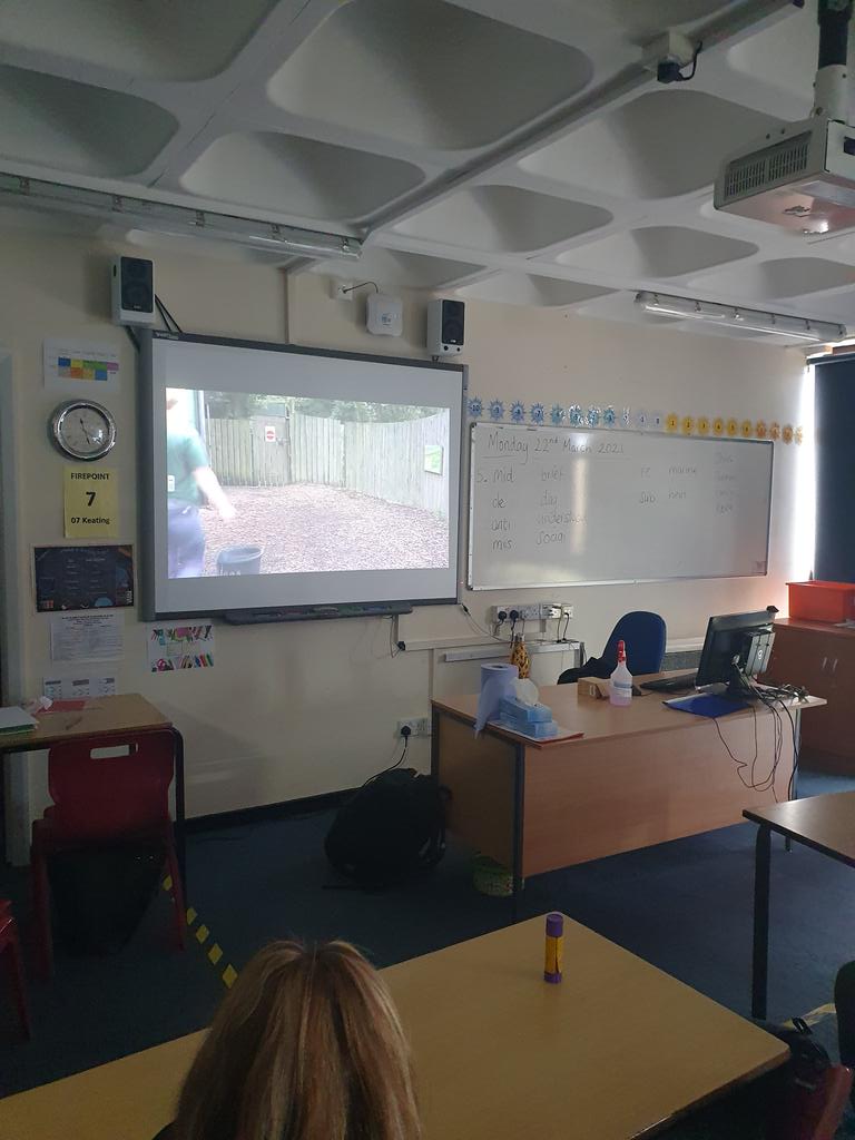 StspnpC's tweet photo. Some of our Year 7 pupils had a fantastic session with @KnowsleySafari, learning about all the careers linked to the safari park, including zookeepers, conservation officers, vets and also getting a chance to do a live Q&amp;A with the keepers! Thanks a lot to @KnowsleySafari https://t.co/PHUAr71KL8