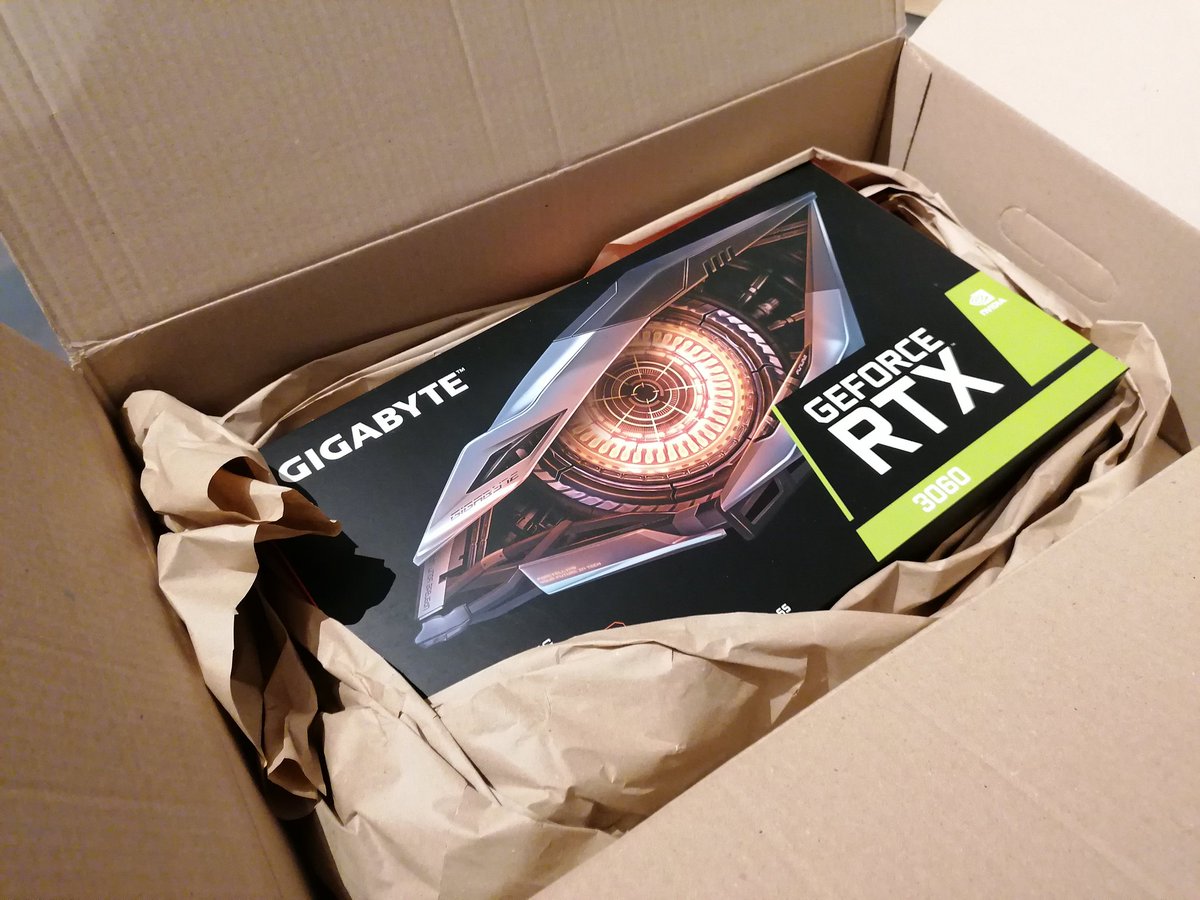 SthannH's tweet photo. Merci @TopAchat ! Bien reçu MAIS... Faut que je change de tour, GPU trop grand d'1 cm #mdr https://t.co/Ffhhu7J3hO