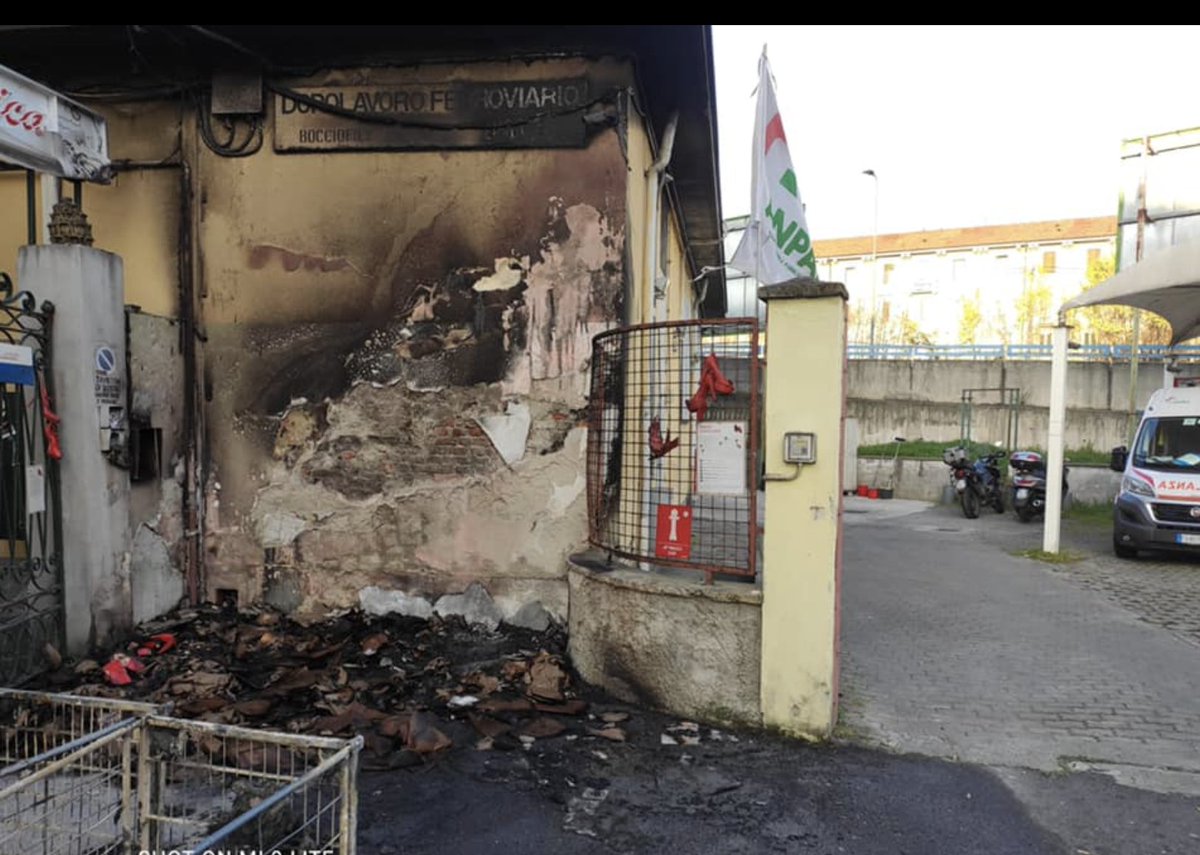 Anpasnazionale's tweet photo. 🔴Basta attacchi a chi porta soccorso!
Nella notte l'ennesimo attacco alla sede di una pubblica assistenza SOS Lambrate - Milano.

@preglias «È un mondo al rovescio. Si danneggia la sede di un'associazione che porta soccorso e assistenza all'intera comunità» https://t.co/pYlaNjQlsd