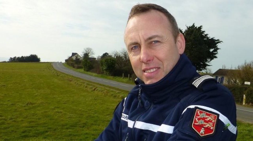 Nous n’oublierons jamais son courage. Nous n’accepterons jamais la haine meurtrière. Nous ne reculerons pas. Respect à #ArnaudBeltrame <a href="/Gendarmerie/">Gendarmerie nationale</a>