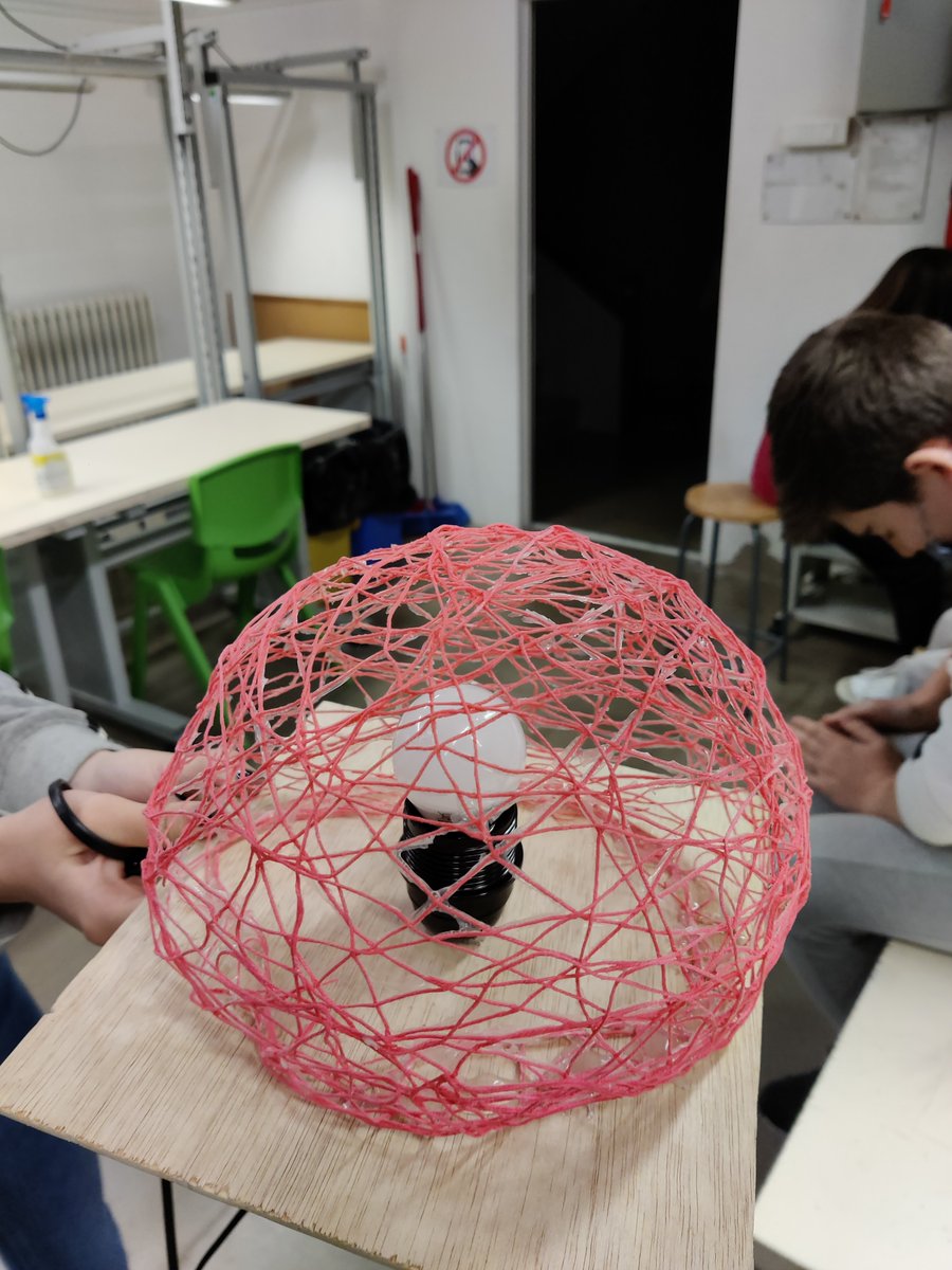 epiasabadell's tweet photo. LÀMPADES FABRICADES AMB MATERIALS REUTILITZATS 
Aquest 2n trimestre els nois i noies de 2n d'ESO hem estat dissenyant i construint les nostres pròpies làmpades a l'assignatura de Tecnologia, aquí en teniu una petita mostra.

#2NESOPIASABADELL https://t.co/X1WshPSjTm
