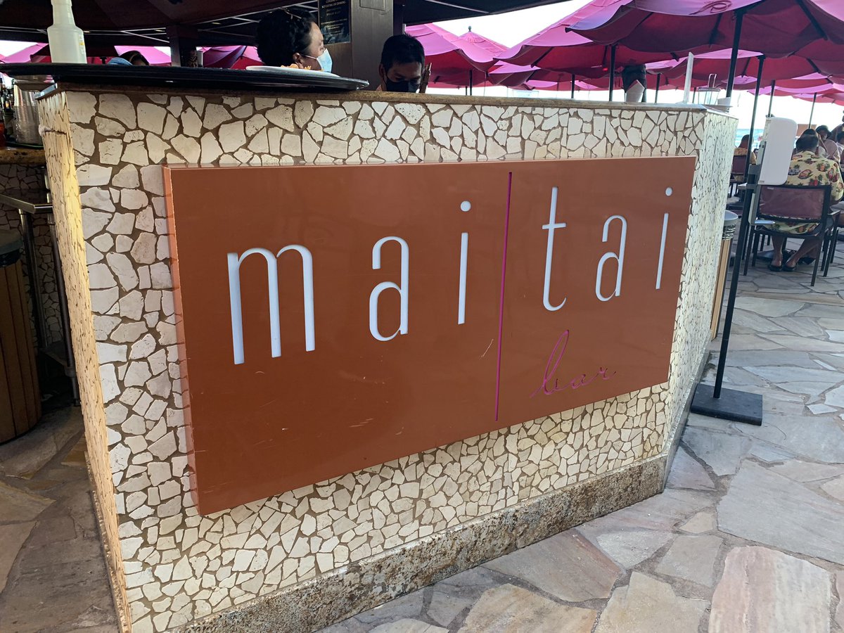 AkisHawaii1's tweet photo. マイタイの飲み比べです!
ロイヤル・ハワイアン・ホテルのmaitai barとシェラトン・ワイキキ・ホテルのRUMFIREです。
どちらも美味しゅうございましたー😋
#マイタイ #ロイヤルハワイアンホテル #maitaibar #シェラトンワイキキホテル #RUMFIRE #どちらも美味しい https://t.co/jsLLYYtmhk